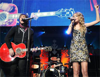 Two Is Better Than One-Boys Like Girls Feat. Taylor Swift钢琴谱文件(五线谱、双手简谱、数字谱、Midi、PDF)免费下载